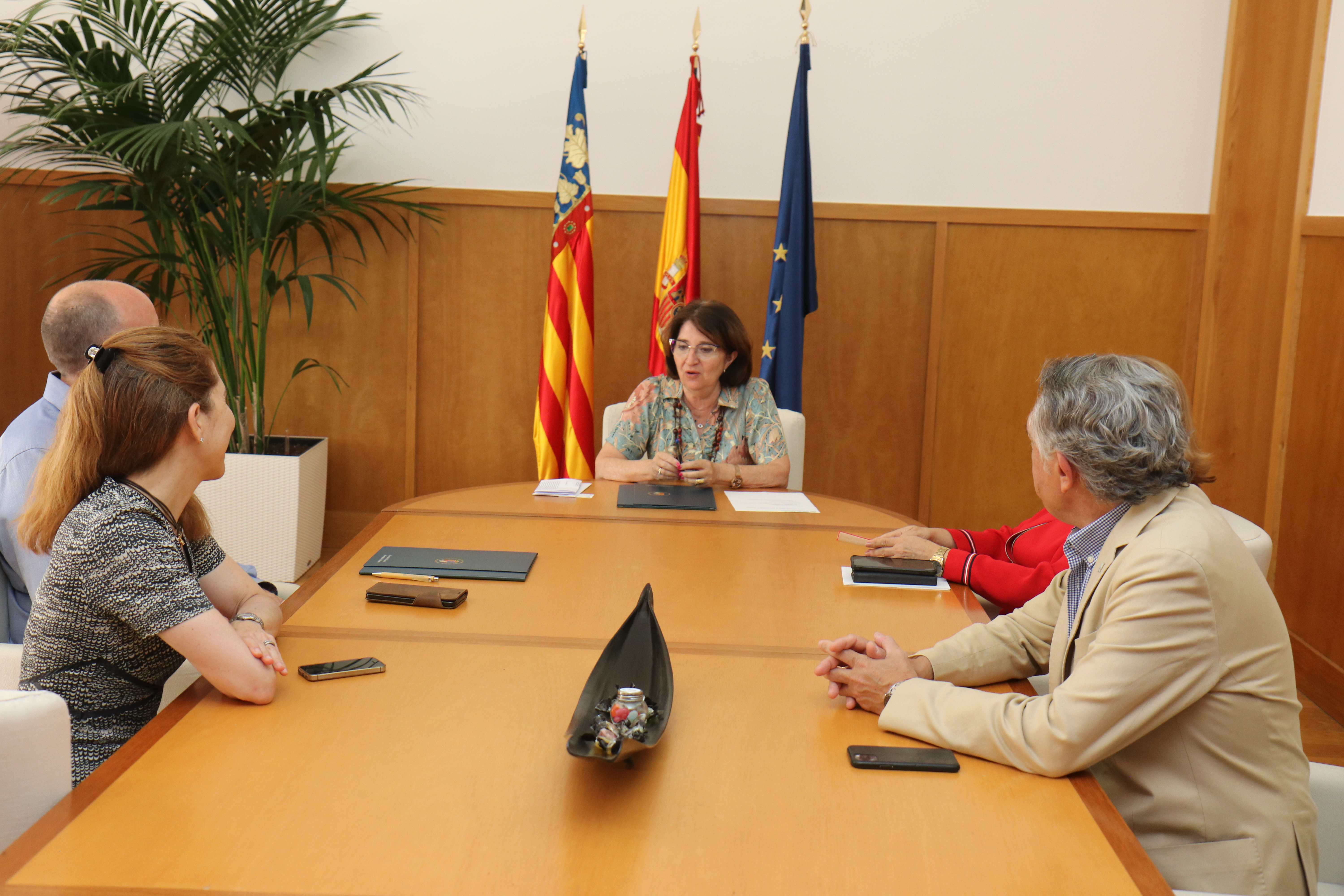 Momentos de la firma del convenio entre la rectora de la Universidad de Alicante, Amparo Navarro, y Nuria Oliver, directora de la Fundación Ellis Alicante. #1