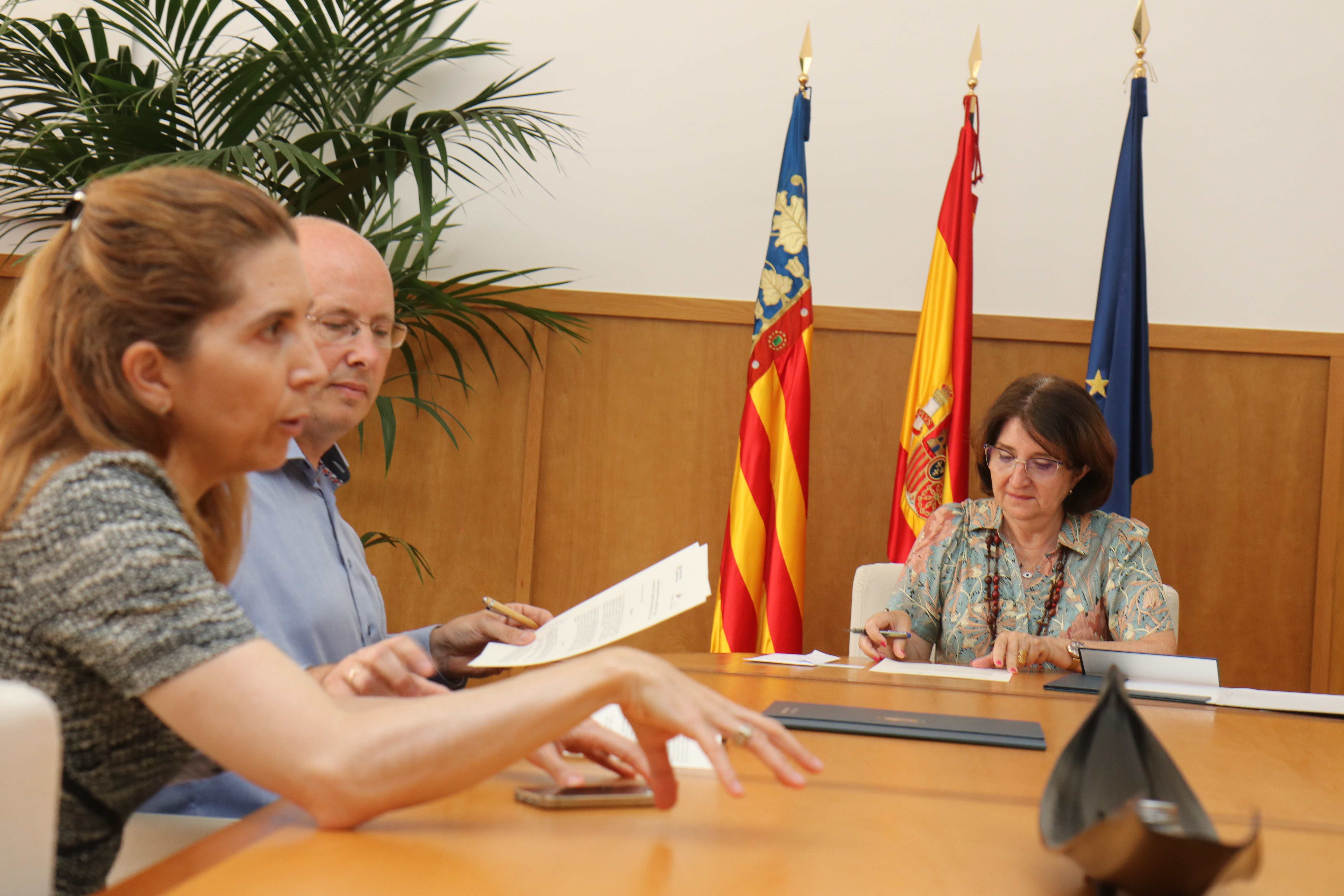 Momentos de la firma del convenio entre la rectora de la Universidad de Alicante, Amparo Navarro, y Nuria Oliver, directora de la Fundación Ellis Alicante. #2