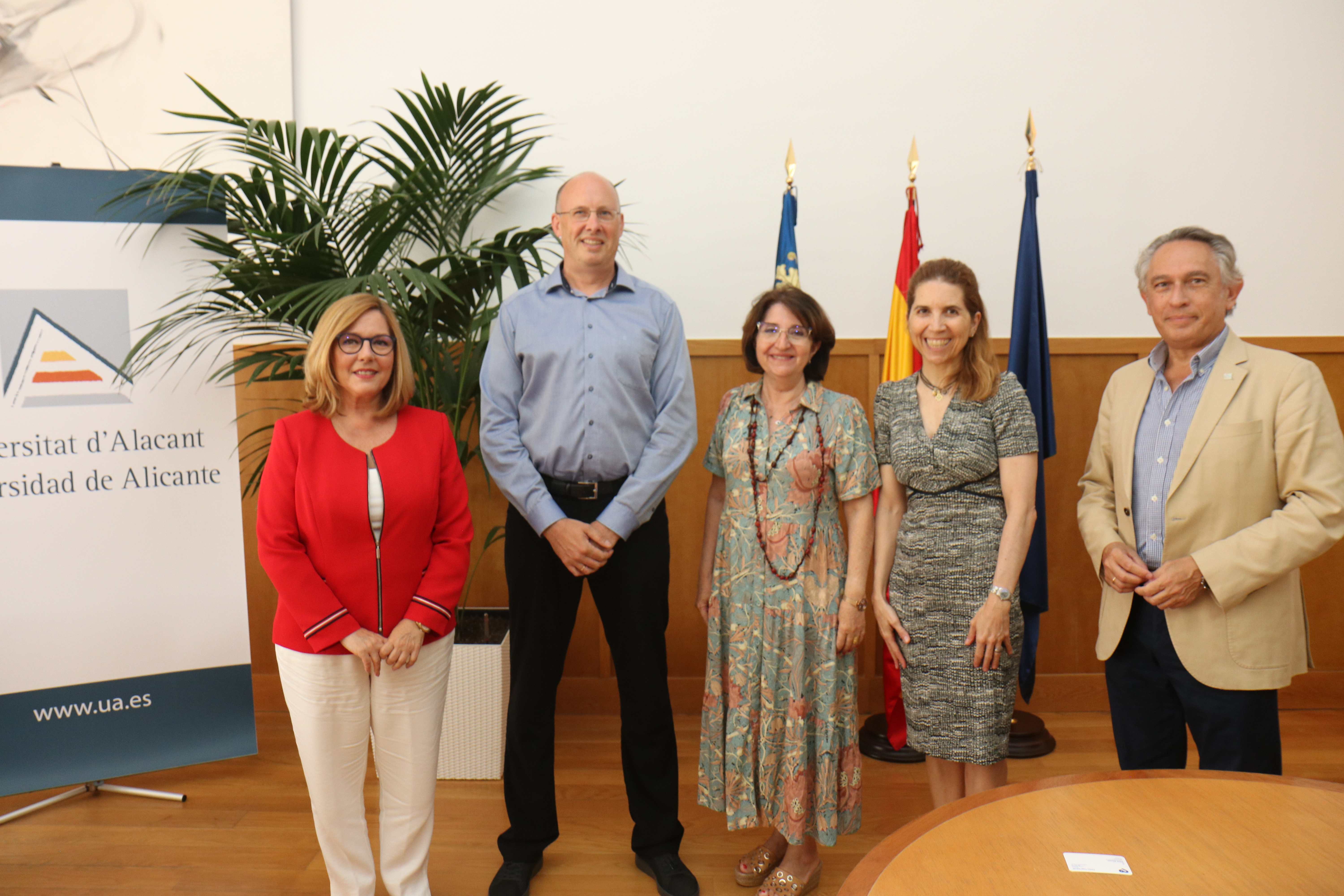 Momentos de la firma del convenio entre la rectora de la Universidad de Alicante, Amparo Navarro, y Nuria Oliver, directora de la Fundación Ellis Alicante. #3