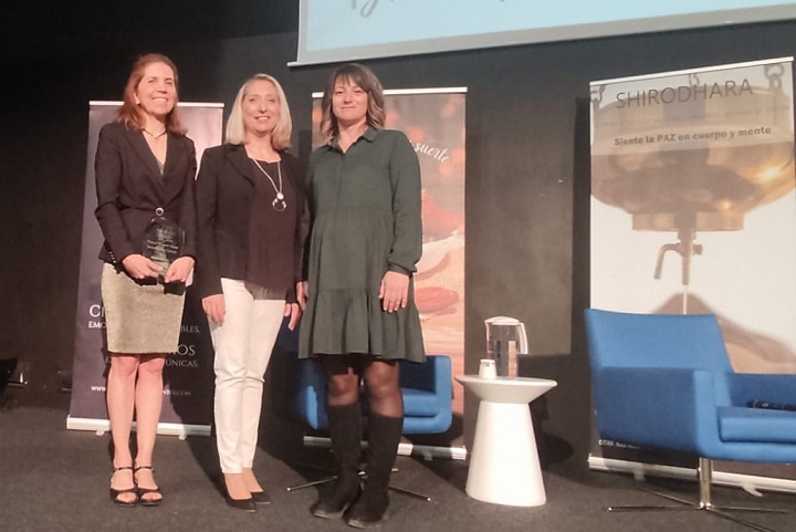 Nuria Oliver (izq.), directora de ELLIS Alicante, posa junto a dos de las premiadas en la gala de los Premios Emprén Dona 2023