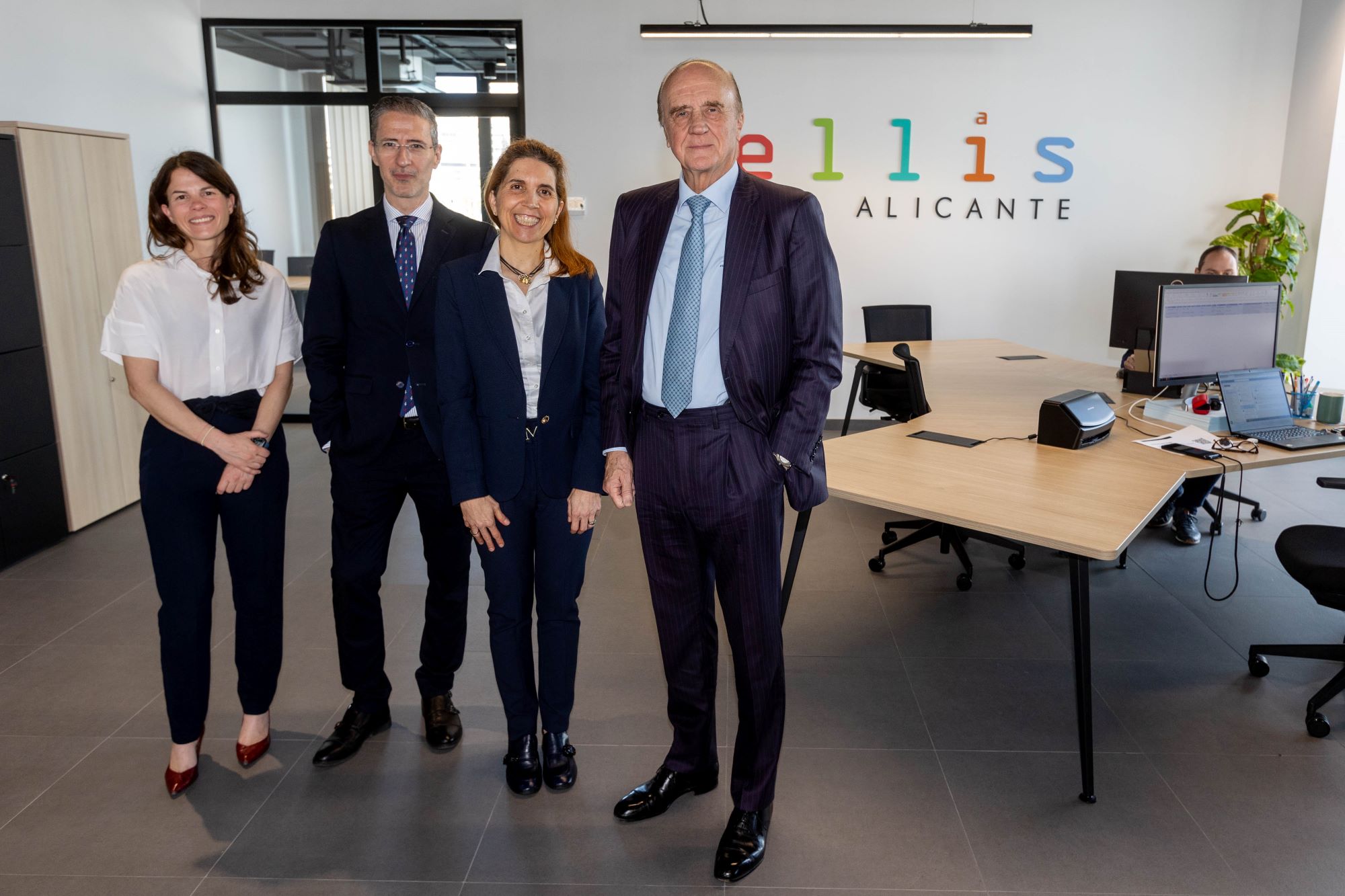 Nuria Oliver, director of ELLIS Alicante signs a collaboration agreement with Eduardo Gil, president of Nippon Gases.