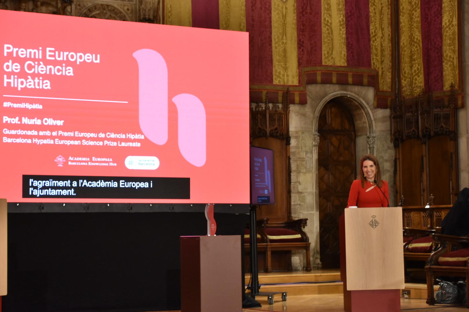 Nuria Oliver recibe el IV Premio Europeo Barcelona Ciencia Hipatia en el Ayuntamiento de Barcelona el 4 de marzo de 2024.