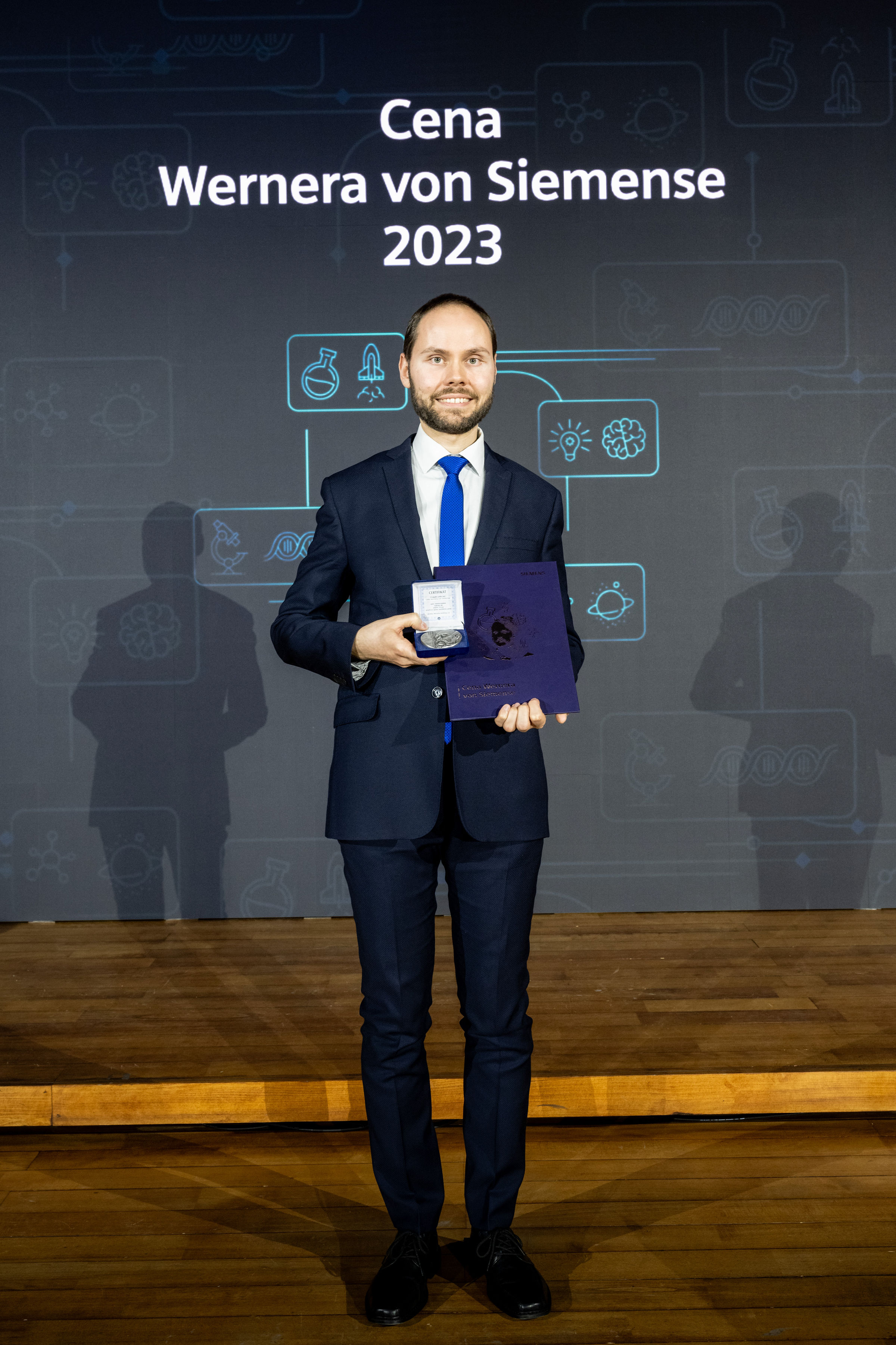 Erik Derner recibe el Premio Werner von Siemens 2023 en marzo de 2024.