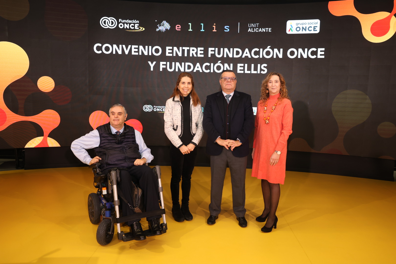 Momento del evento de firma en la sede de Por Talento Digital, el centro de formación tecnológica para personas con discapacidad de Fundación ONCE.