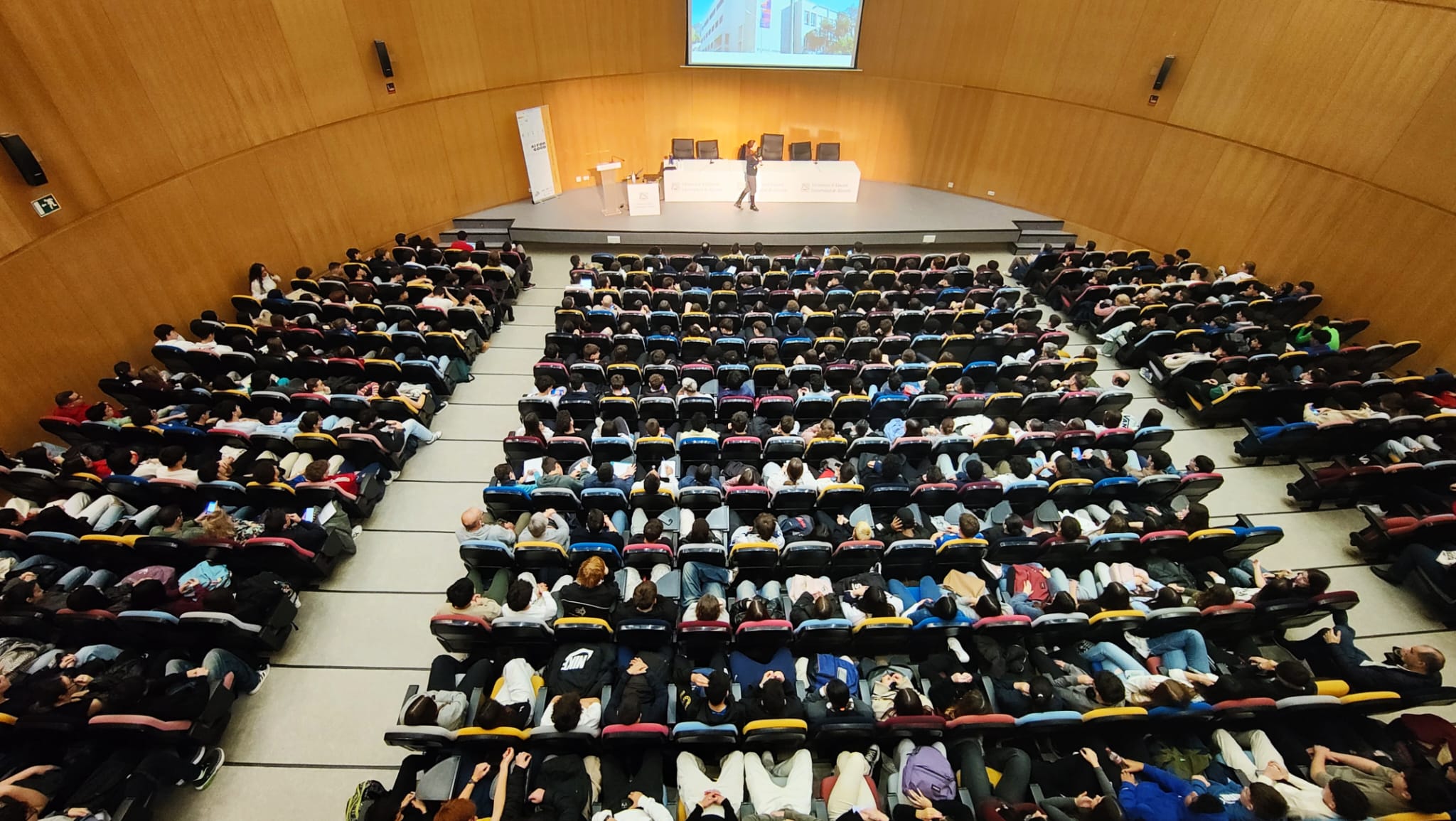 El encuentro tiene el objetivo de acercar la IA a las aulas, fomentando vocaciones en campos científico-tecnológicos y promoviendo su uso responsable como herramienta para generar un impacto positivo en la sociedad.