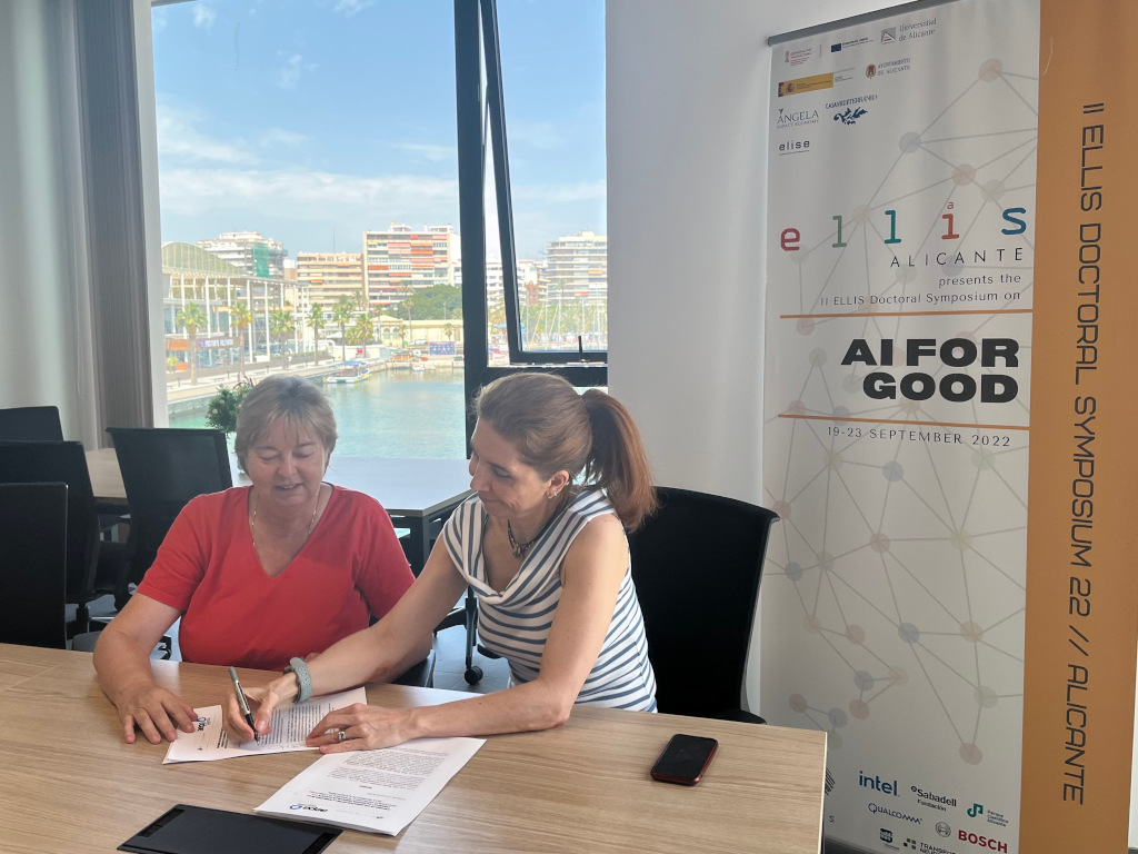 Nuria Oliver, directora de ELLIS Alicante, firma el convenio de colaboración con Marcela Fernández, presidenta de AEPA.