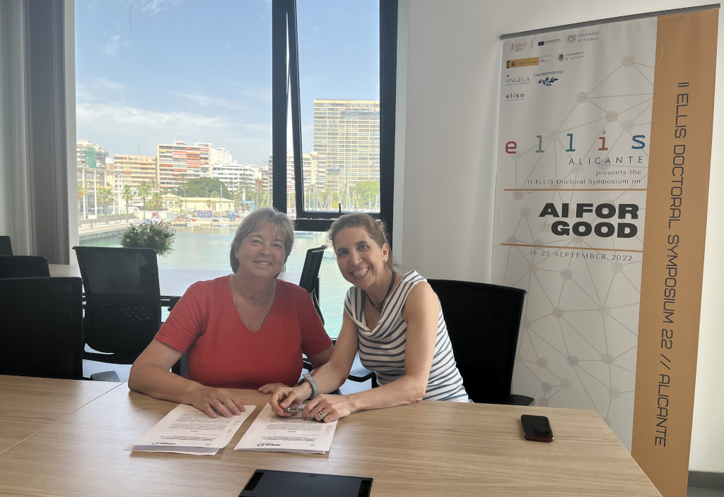 Nuria Oliver, directora de ELLIS Alicante, firma el convenio de colaboración con Marcela Fernández, presidenta de AEPA.