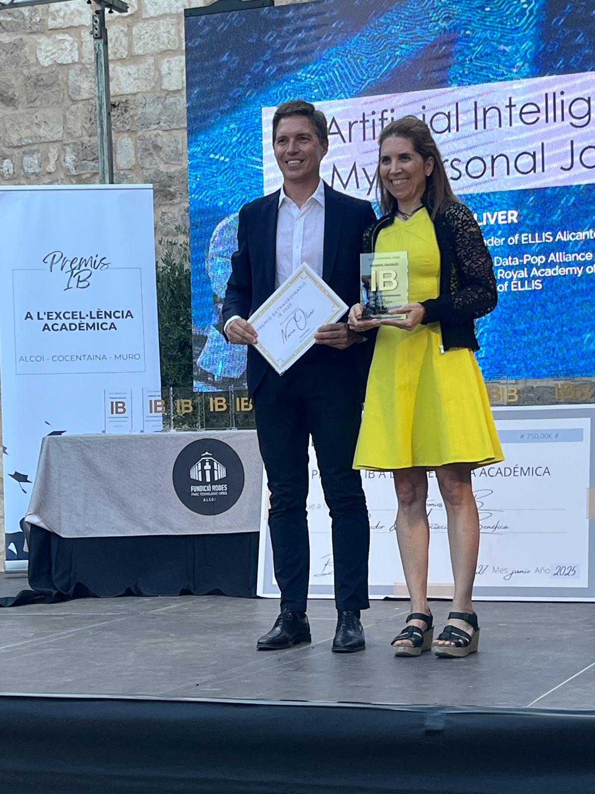 La Dra. Nuria Oliver, directora científica de ELLIS Alicante, recibe el premio de D. Iñaki Berenguer.