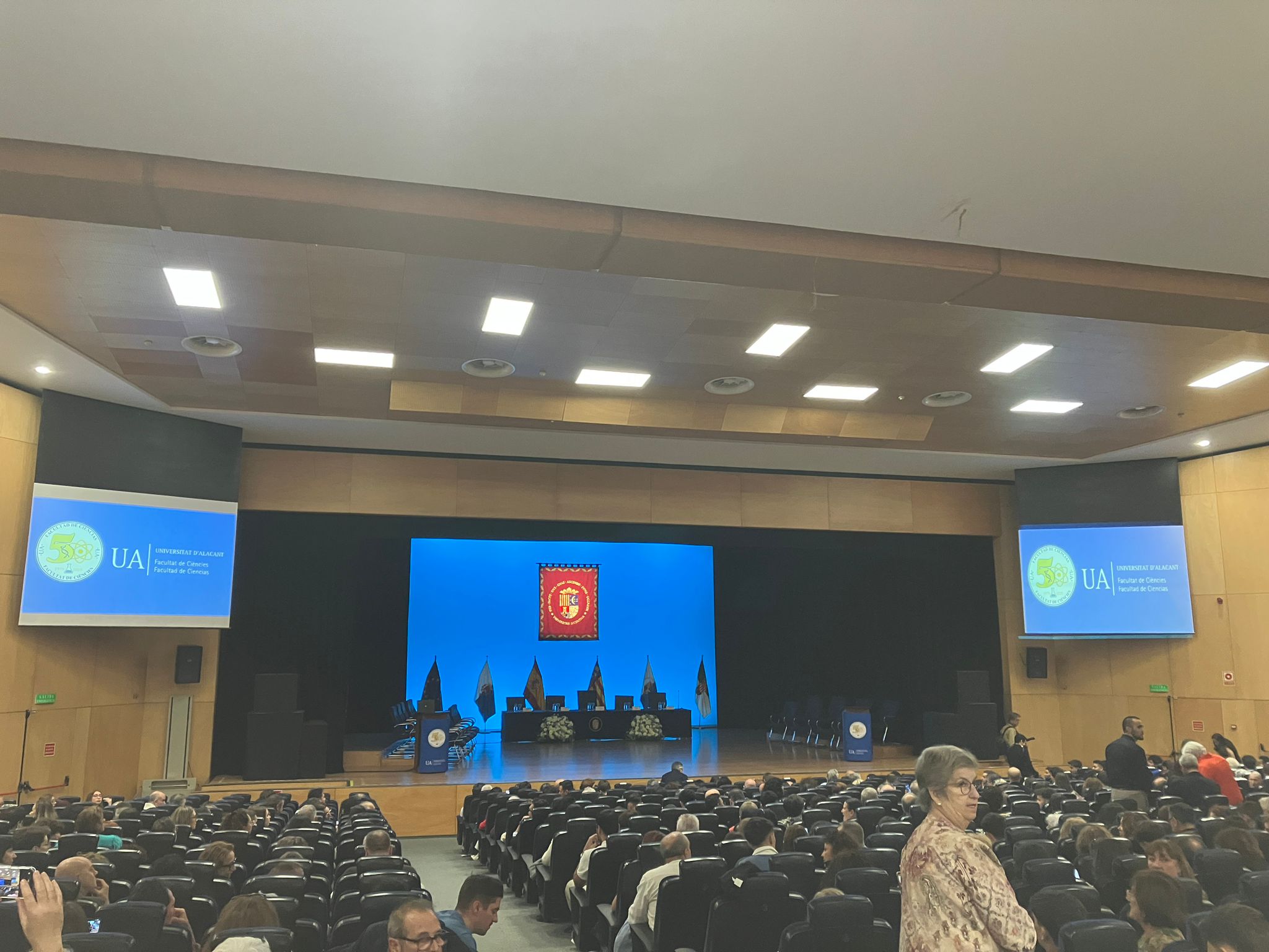 Nuria Oliver recibe el Galardón ELLIS Alicante recibe el Galardón San Alberto Magno 2025 en el marco del Acto de Graduación de las titulaciones de la Facultad de Ciencias de la Universidad de Alicante celebrado el 14 de noviembre de 2025.